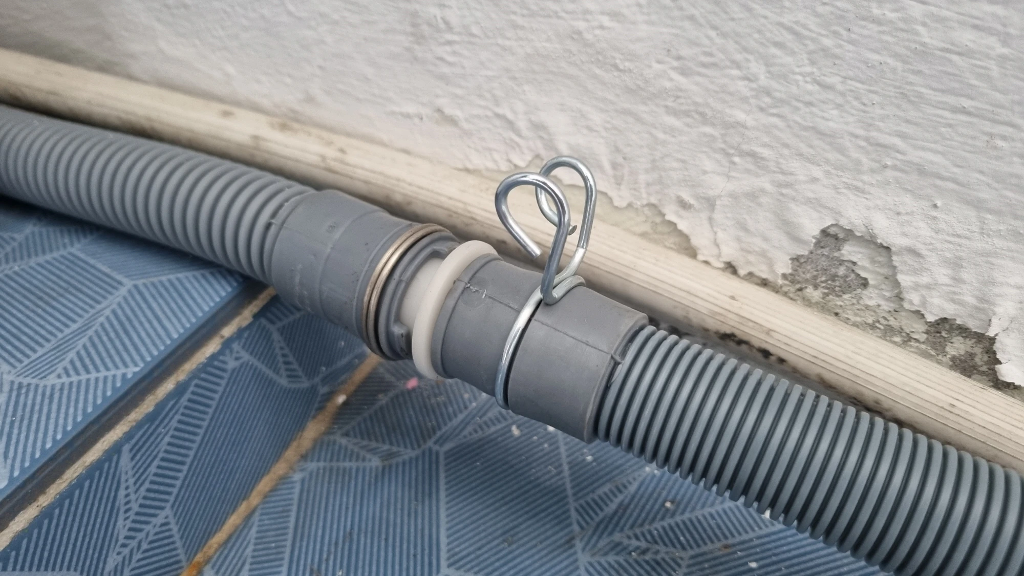 드럼세탁기 배수호스 연결 모습