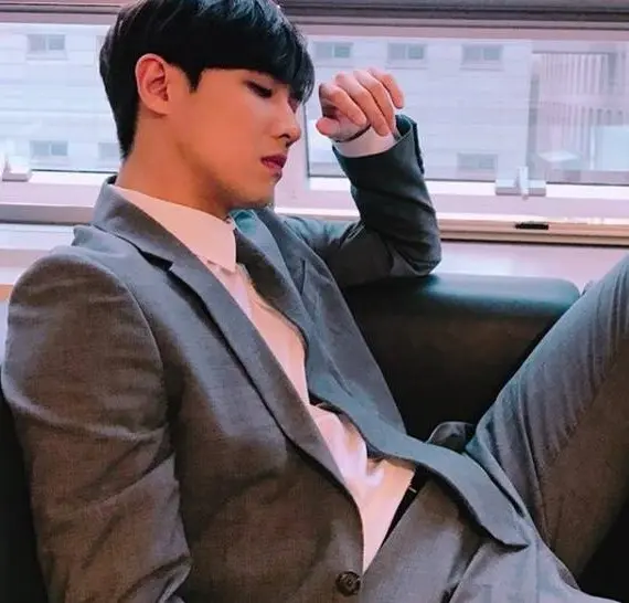 배우 이준