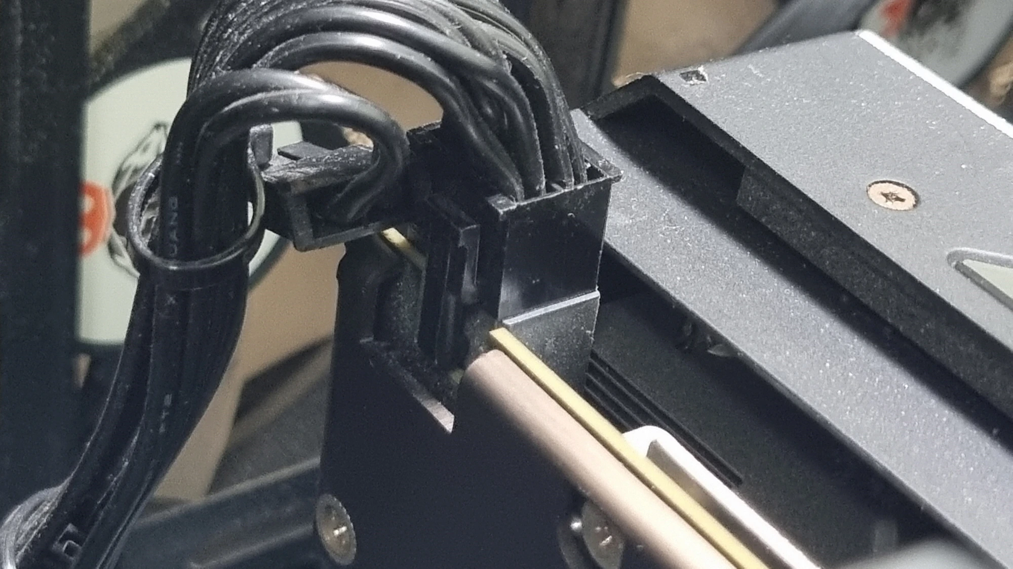 그래픽카드 전원잭 끼운 모습