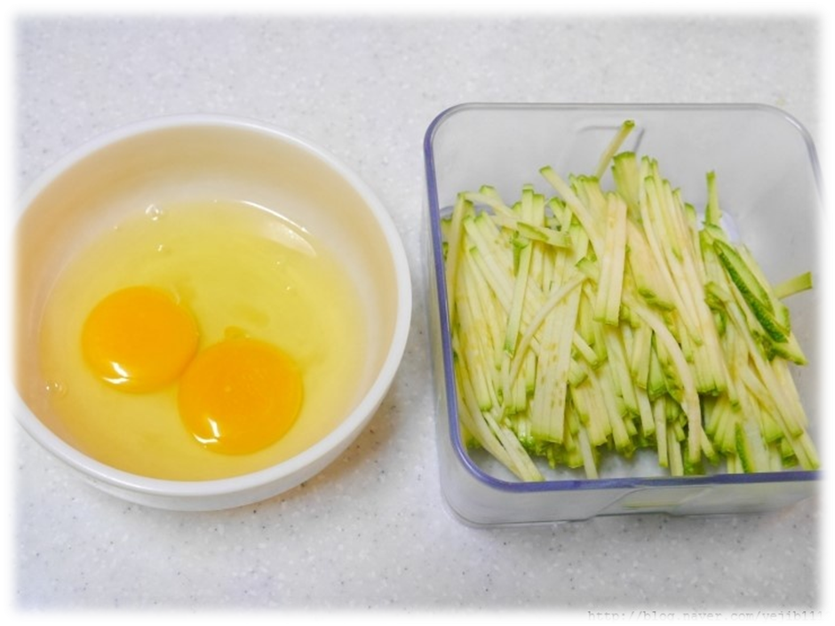 STEP 1 

재료를 준비해주세요.
달걀은 소금 한꼬집 넣어 잘 풀고, 애호박은 채 썰어주세요.

🥕 애호박 1/2개, 달걀 2개, 소금 한꼬집