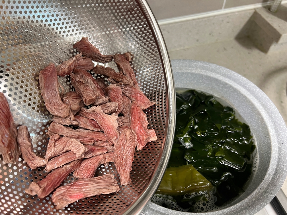 소고기도 같이 넣고 센 불에서 끓일 거예요
