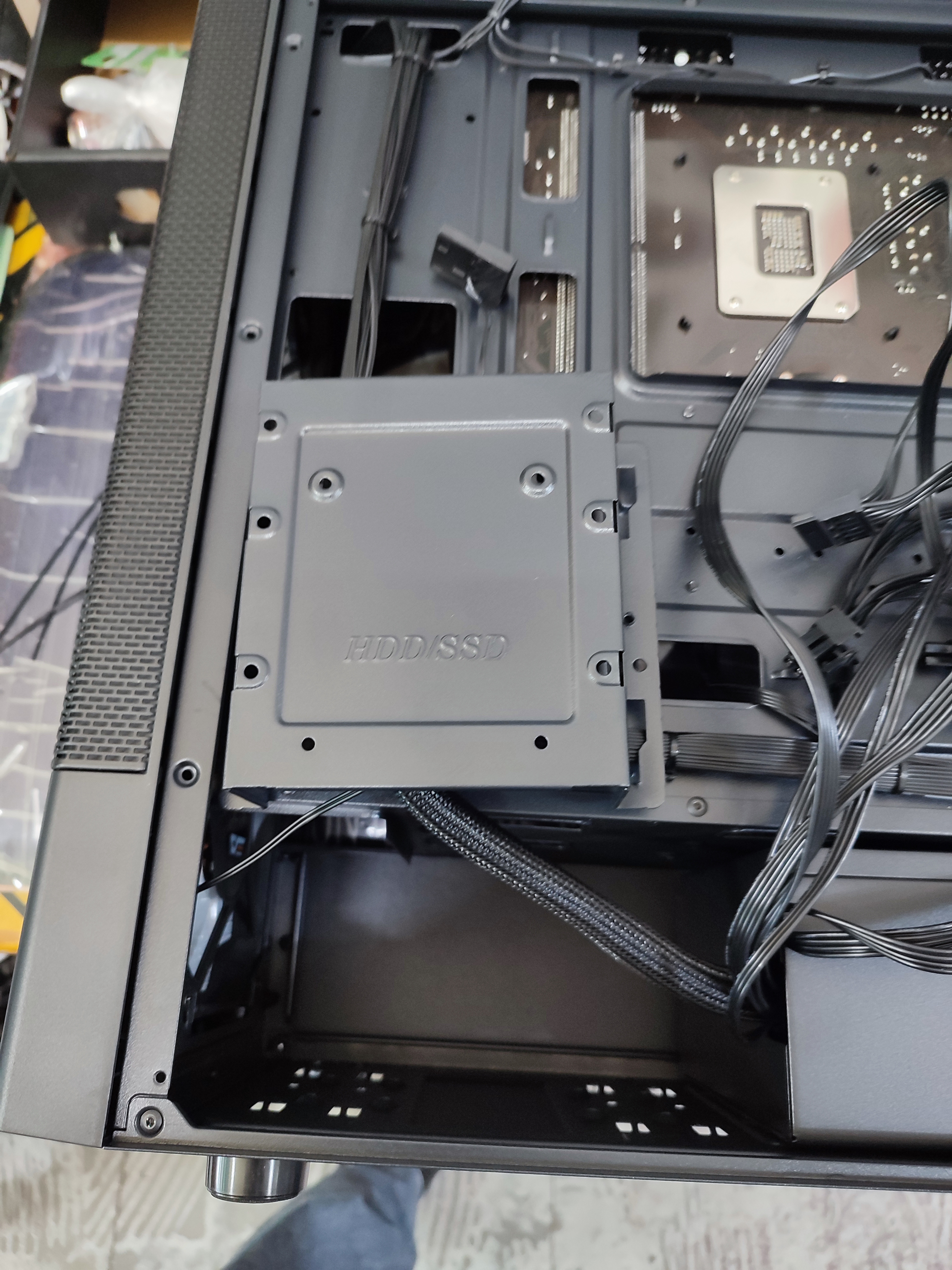 하드디스크와 SSD 1개씩 고정할 수 있는 베이