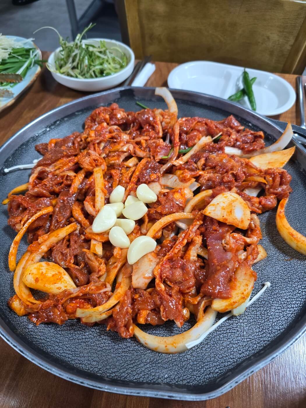 불판위의 오리 생고기와 마늘