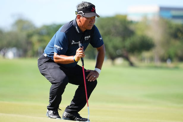 7일 미 PGA 챔피언스투어 제임스 하디 프로풋볼 홀오브페임 인비테이셔널퍼팅 대회 최종 3라운드에서 퍼팅 라인을 읽는 최경주. /AFP 연합뉴스