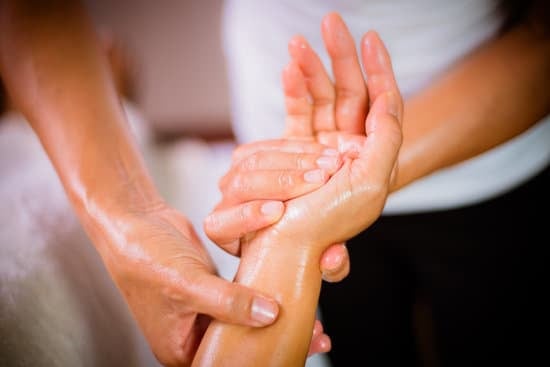 손목 마사지 방법: 통증 완화 및 유연성 향상