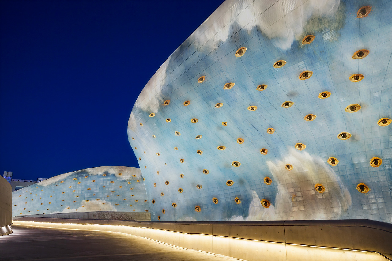 &amp;lt;Panoptes&amp;gt;는 로랑 그라소(Laurent Grasso)의 대형 디지털 애니메이션 데뷔작