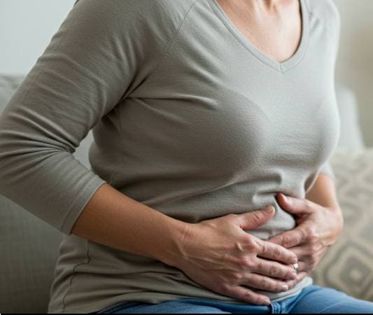 윌요구르트 효능 위장 건강, 소화불량으로 복통이 심한 중년 여성 사진