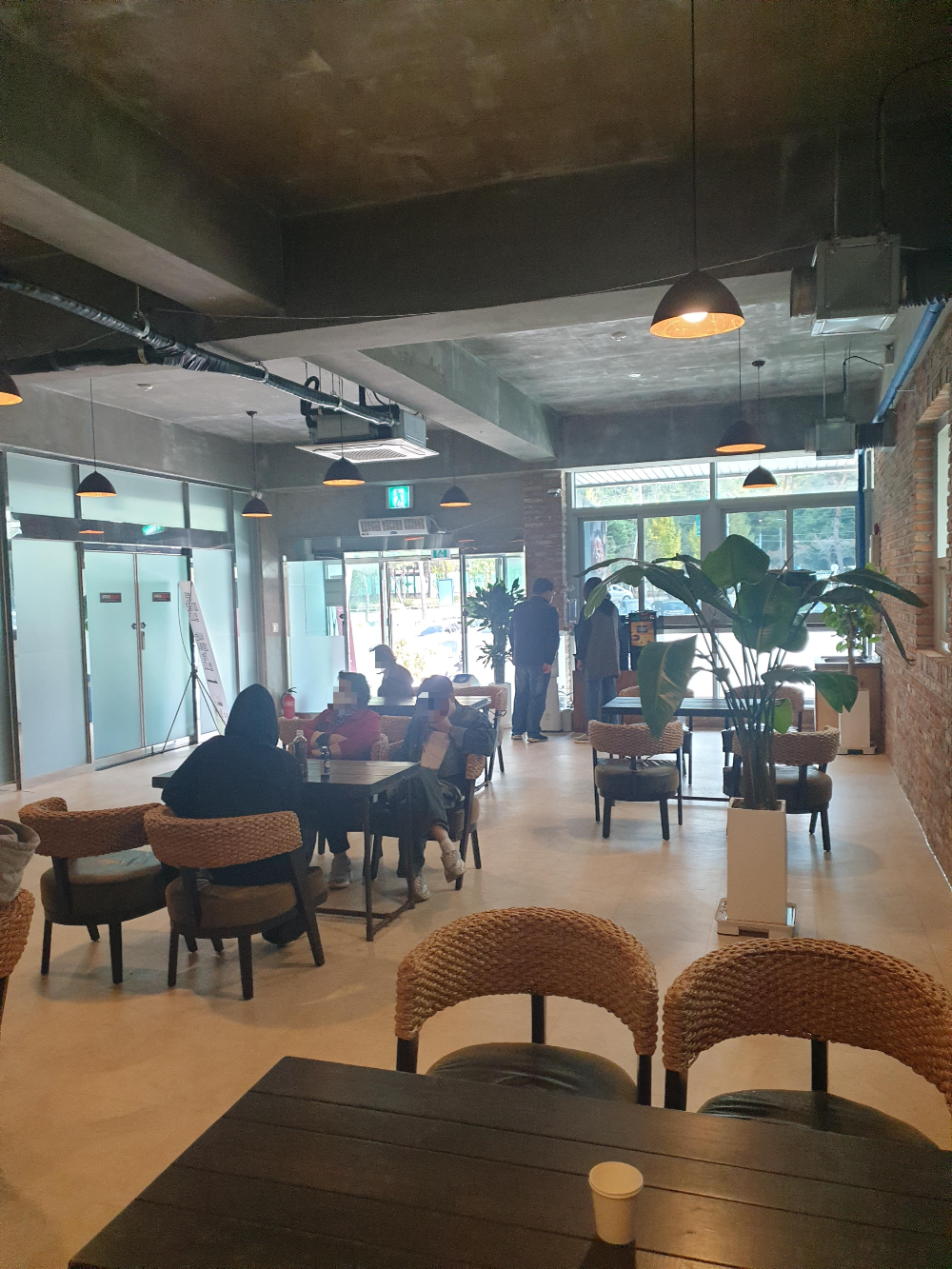 카페와 같은 공간 테이블과 라탄으로 되어 있는 의자로 구성되어 있다.