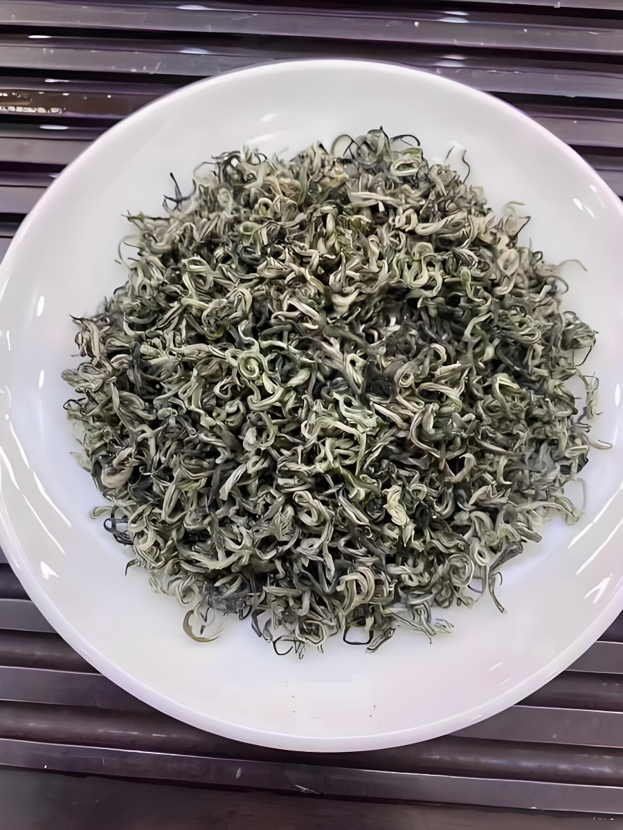 접시에 담겨 있는 벽라춘차