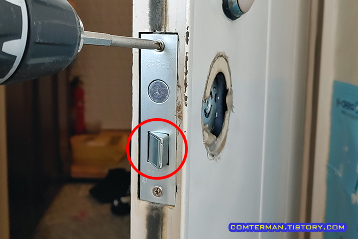 방화문 모티스 나사 결합