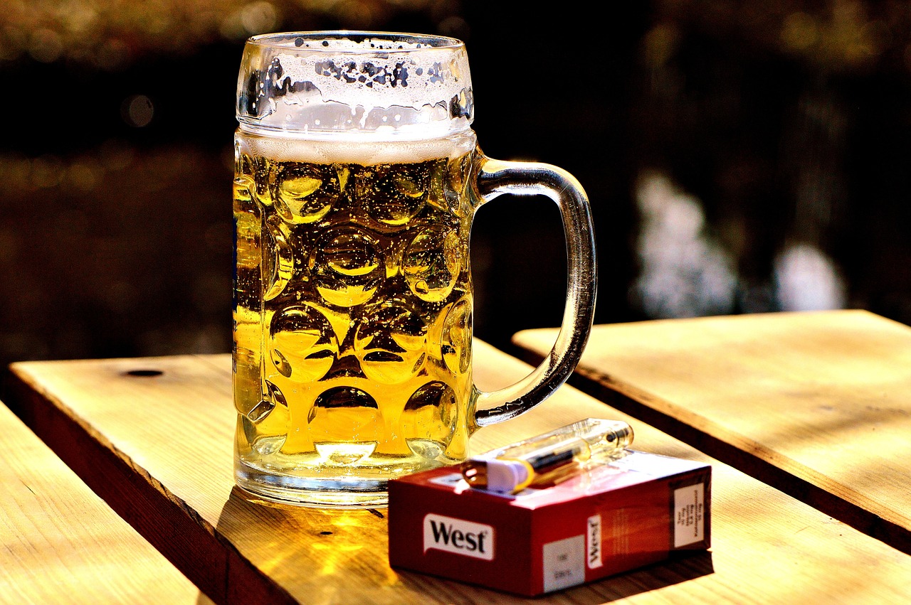 맥주 한잔과 담배.라이터