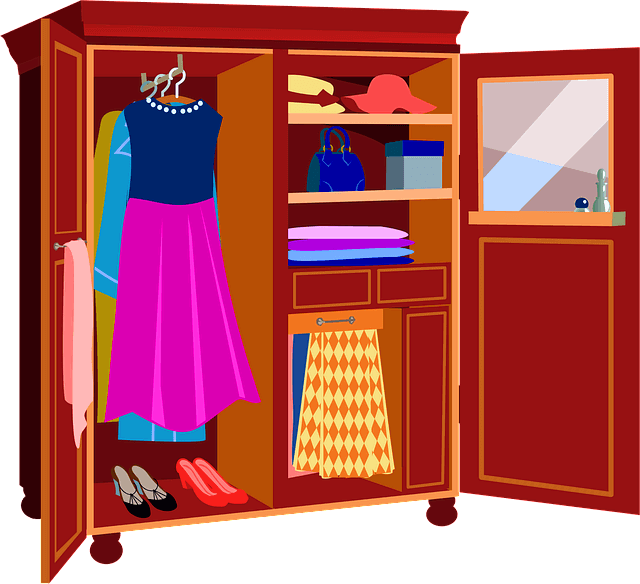 갈색의 나무 옷장이 있다. 문을 연 상태로 안에는 여자 드레스들이 옷걸이에 걸려졌고, 가방과 구두들이 있다.