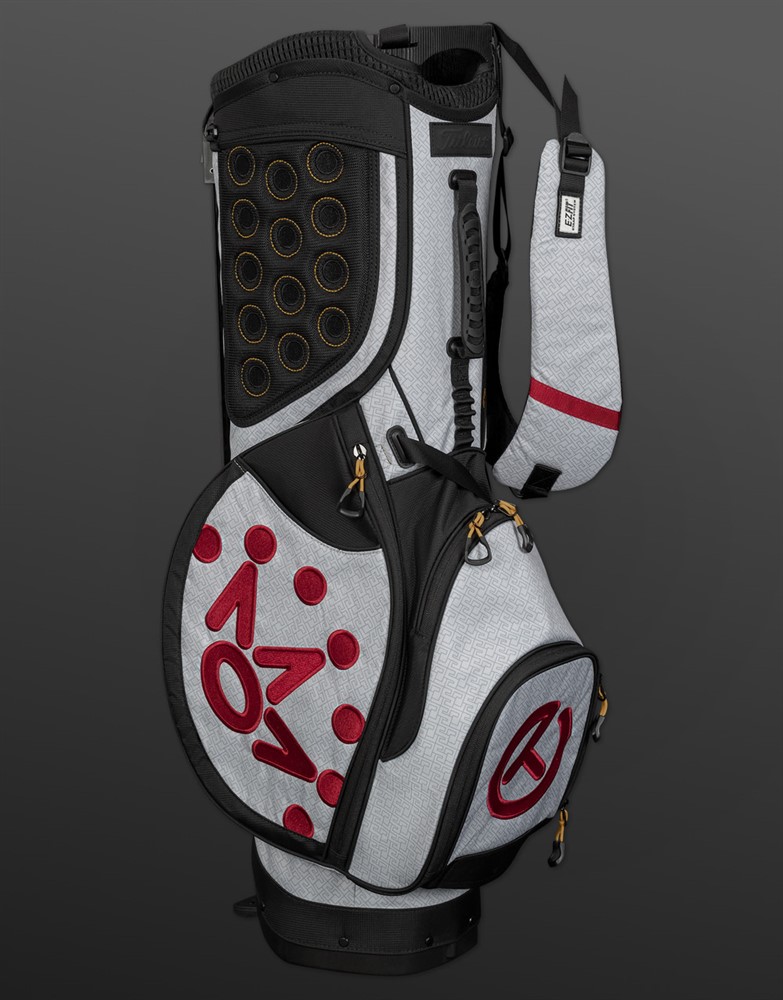 “Scotty Cameron SC Geo 스탠드백 측면 — Milled Putters 자수와 4점식 하네스 스트랩 시스템”