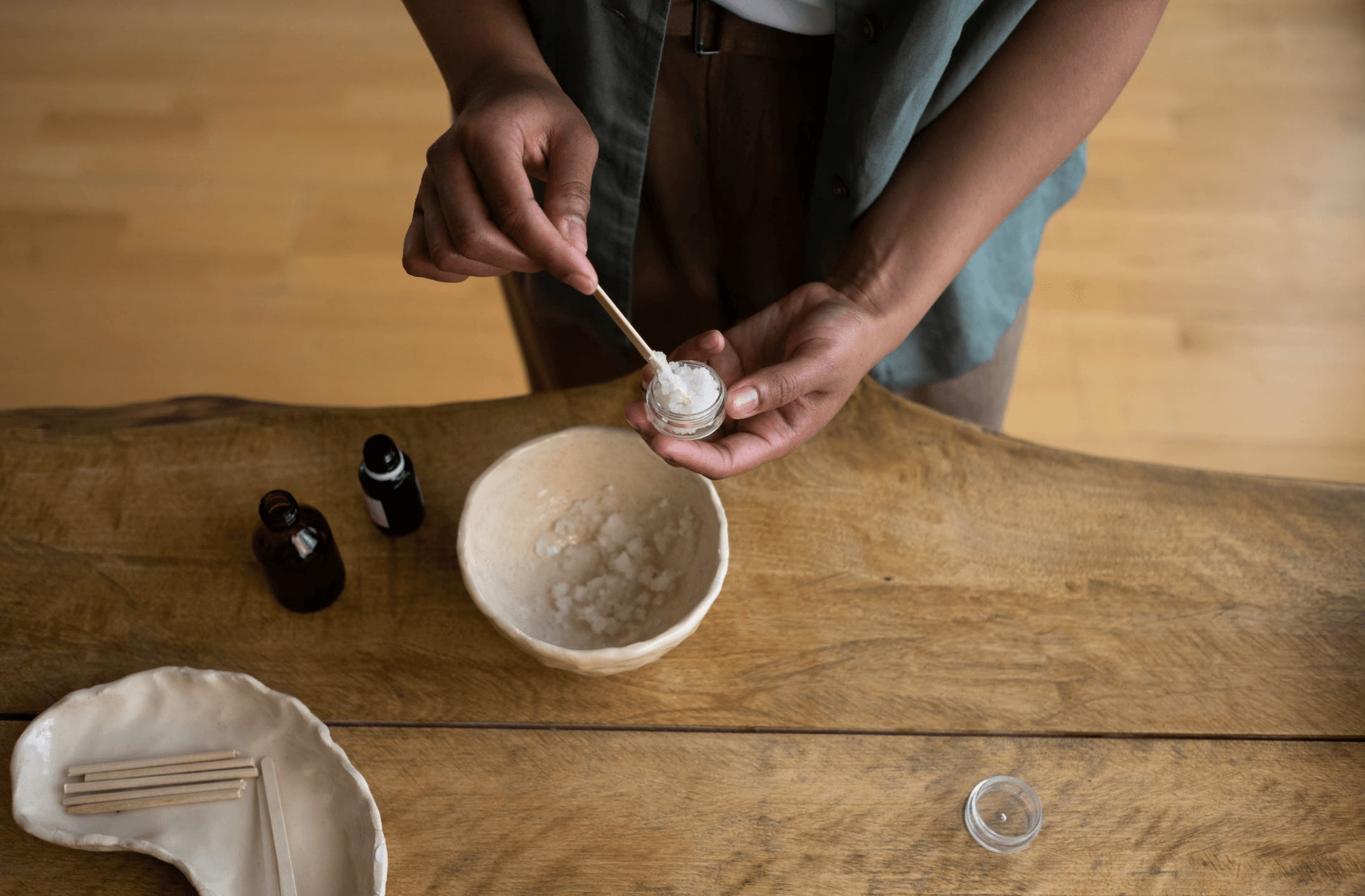 약을-짓는-모습