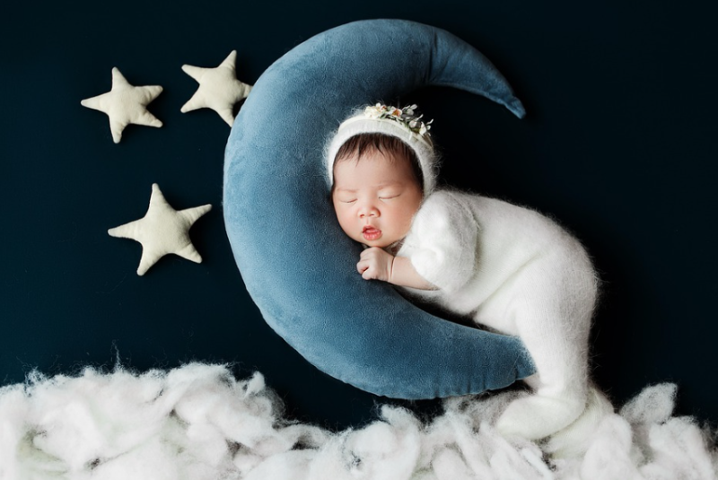승인글 작성기_아백 ✅의 말:

달 모양 쿠션 위에서 평화롭게 잠든 신생아와 별 장식 소품, 신생아 배앓이와 돌봄법 관련 부모의 육아 경험을 상징하는 이미지