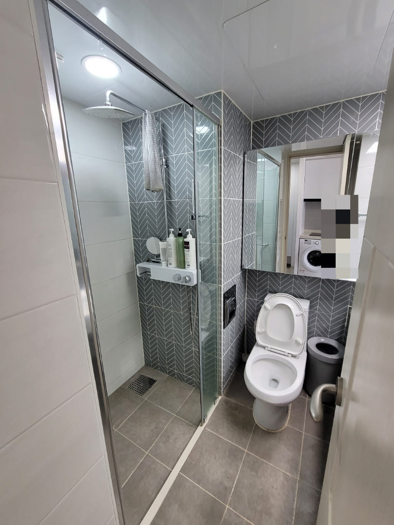 대한민국 소형 아파트의 자취생 욕실 구조, 샤워 부스와 변기가 분리된 형태로 실용적인 공간 구성과 미니멀 정리가 돋보이는 구조