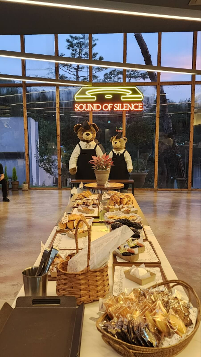 사운드 오브 사이런스 내부 카페