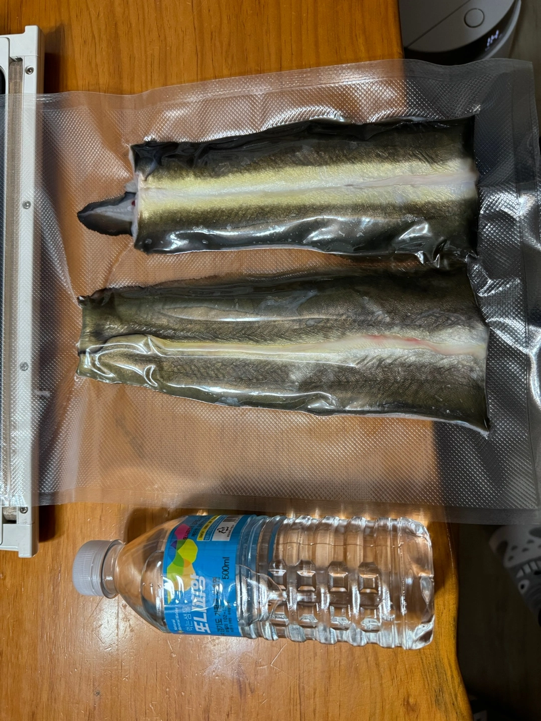 자연산 민물장어 가격이 너무 좋아요~ 자연산 장어는 자주 접하지 못하는 거 같은데 큰 이유가 아무래도 비싼 가격이 아닐까 행각해요~ 그런데 이게 웬걸 가격이 너무 좋았고 맛이 얼마나 쫀득거리는지 안 먹어본 사람은 절대 모르는 그 식감이 있어요. 그럼 민물장어와 바다 장어 차이와 왜 민물장어가 비싼지도 궁금하겠지요? 내 돈 내산후기!