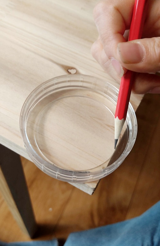 컵뚜껑을 대고 곡선을 그려줍