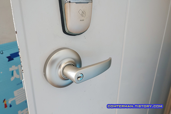 레버식 현관문 손잡이