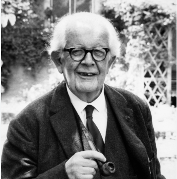 장 피아제가 카메라를 바라보는 장면