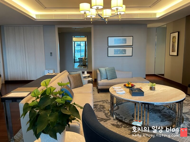 방콕 신돈켐핀스키 그랜드 이그제큐티브 스위트룸 거실