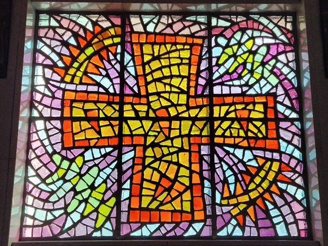 사진은 서울 혜화동성당 안에 있는 스테인드글라스입니다.
故 이남규 루카 선생님의 작품입니다. 성자 예수 그리스도의 십자가를 그려내었습니다.