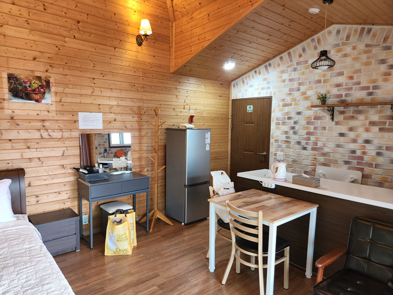 침대쪽에서-바라본-객실