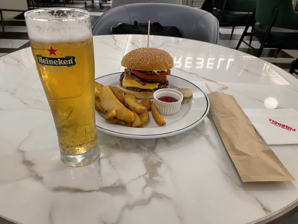 하이네켄 생맥주와 고메버거 세트