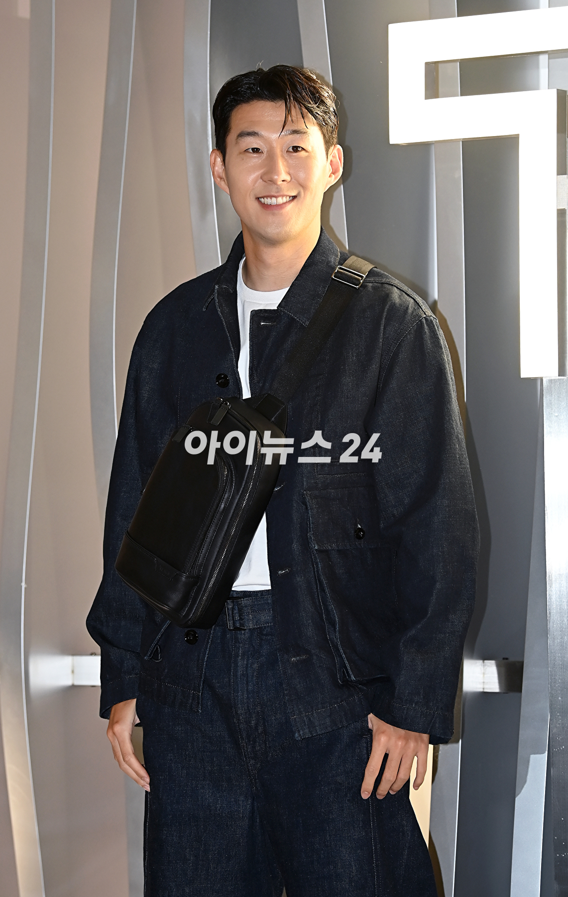 축구선수 손흥민이 3일 오후 서울 롯데월드몰 잠실점에서 열린 투미(TUMI) 팝업스토어 행사에서 포토타임을 갖고 있다. [사진=곽영래 기자]