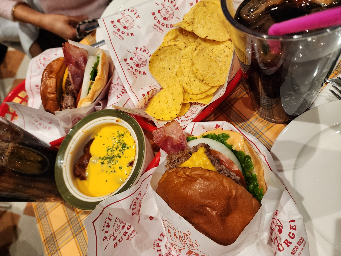 클래식버거 2개와 나초와 칠리보울 그리고 콜라