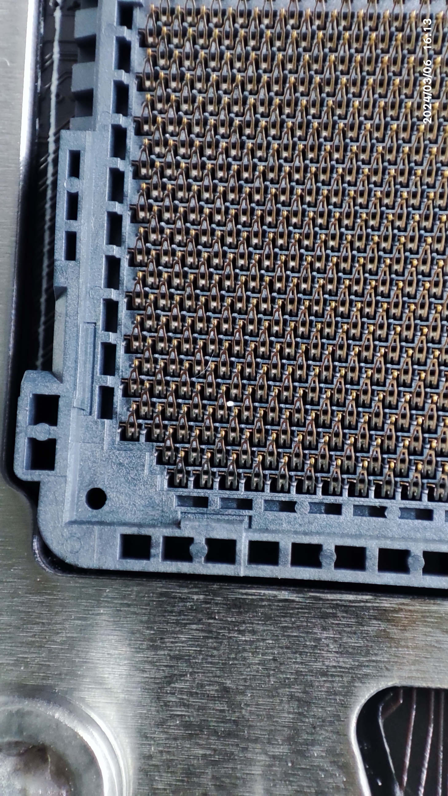 AM5 소켓 핀 안에 흰색 먼지가 있습니다.