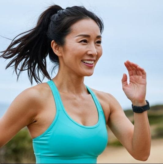 매실액 효능 피로 해소, 달리기 운동하는 중년 여성 사진