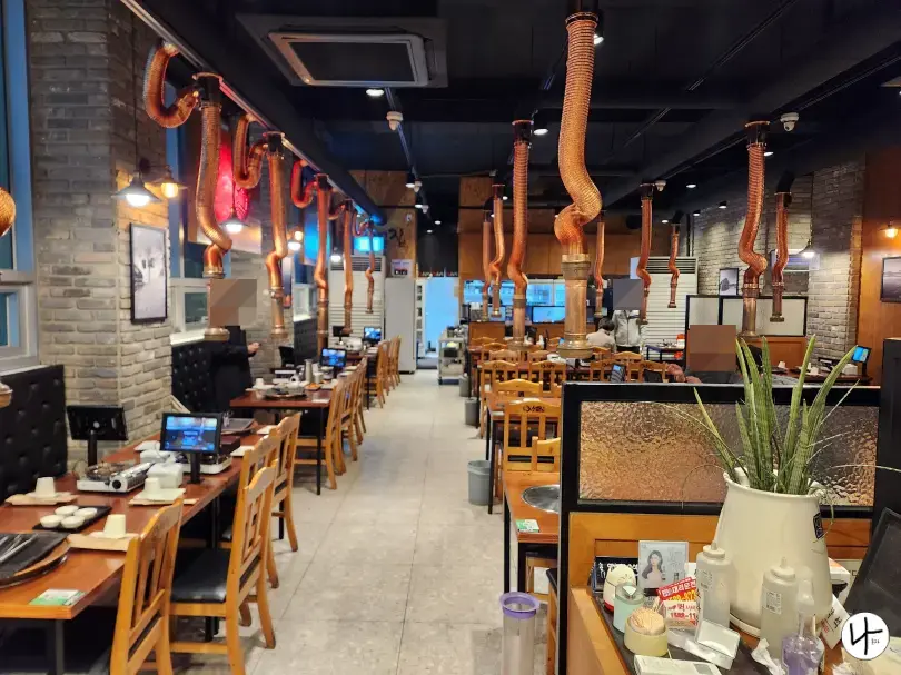 테이블-10개-식당-내부