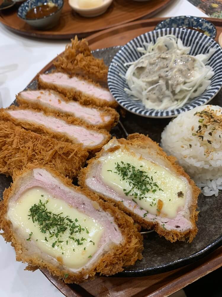 치즈, 등심 카츠, 밥, 샐러드