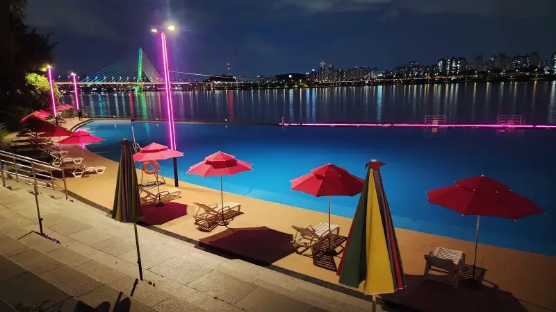 빛나는 달빛 수영장