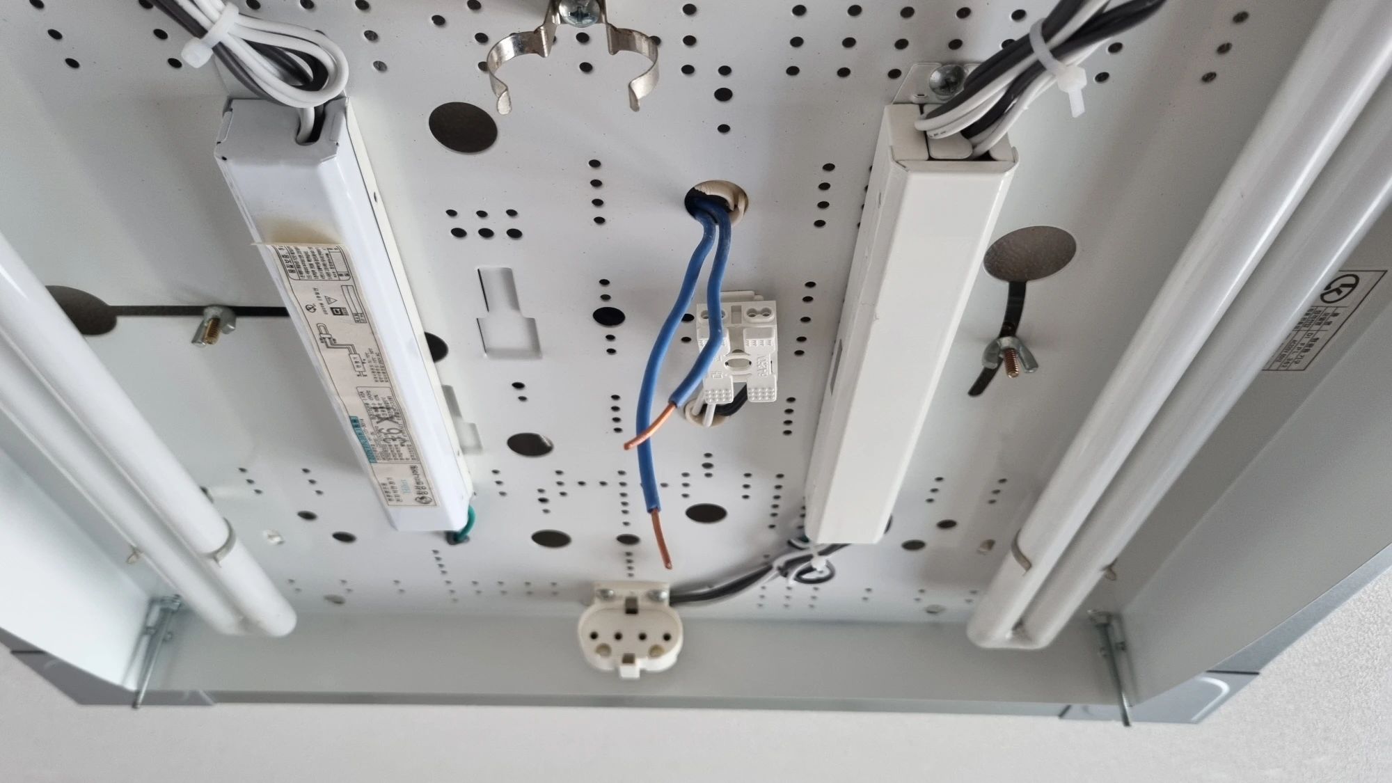 전등 고정 너트 위치