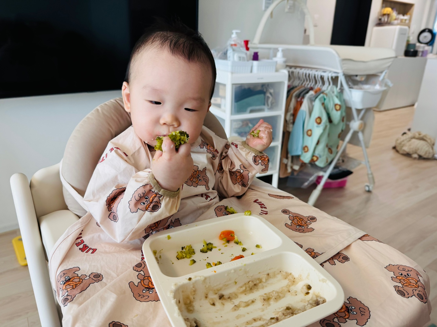 식판을 깨끗하게 비우고 마지막까지 브로콜리를 손에 쥔 찬솔이의 식사 마무리 장면