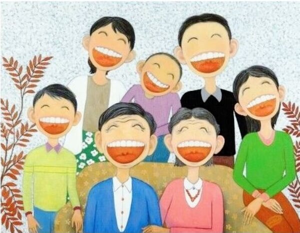 가족이 모두 모여 웃고 있는 모습