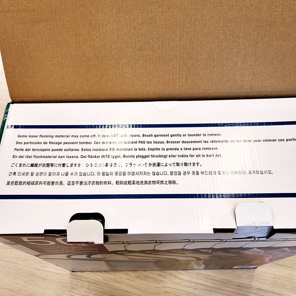 코스트코 논슬립 옷걸이 제품 박스를 개봉했을 때 쓰여있는 주의사항이다. 간혹 미세한 털 성분이 떨어져 나올 수가 있습니다. 이 털들이 옷감을 이염시키지는 않습니다. 묻었을 경우 옷을 부드럽게 털거나 세탁하여 제거하십시오. 라고 쓰여있다.