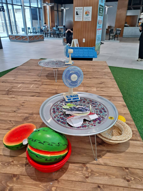 평상 위 선풍기와 수박