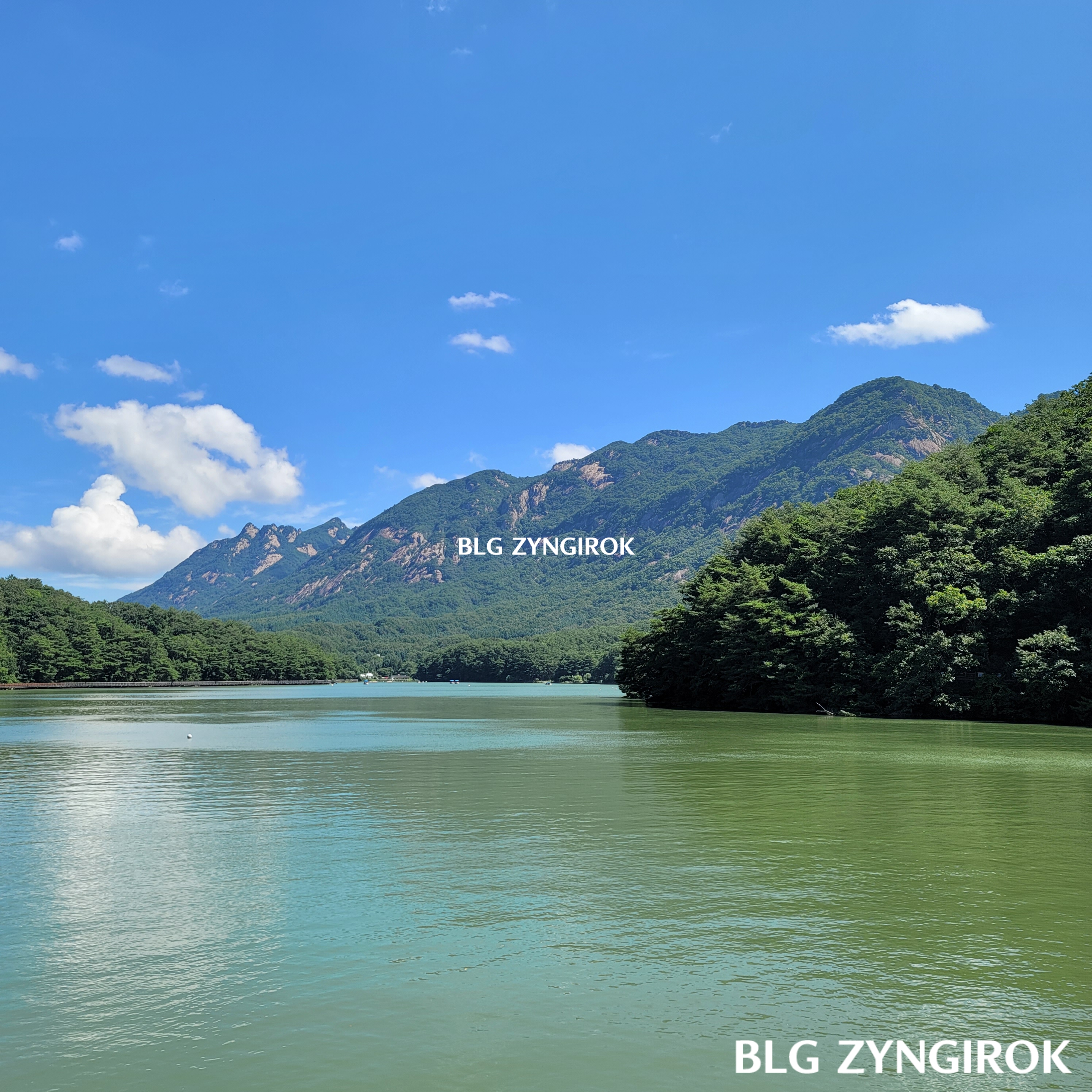 산정호수에서-바라본-먼산의-모습이다.