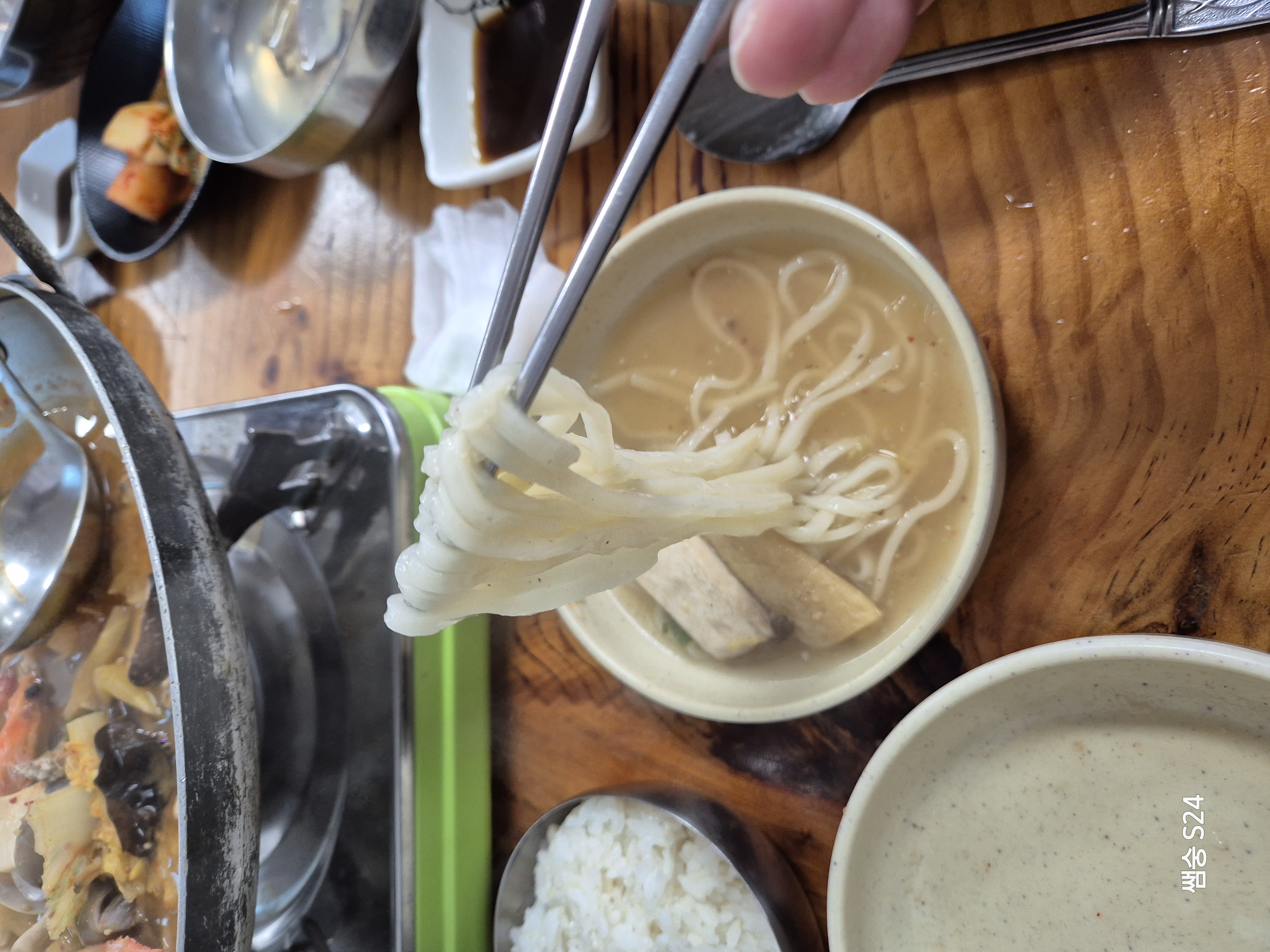 바지락 전골을 시키면 칼국수 사리는 무료로 넣어주십니다.