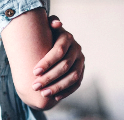 손톱이 잘 부러지는 이유와 갈라지는 이유