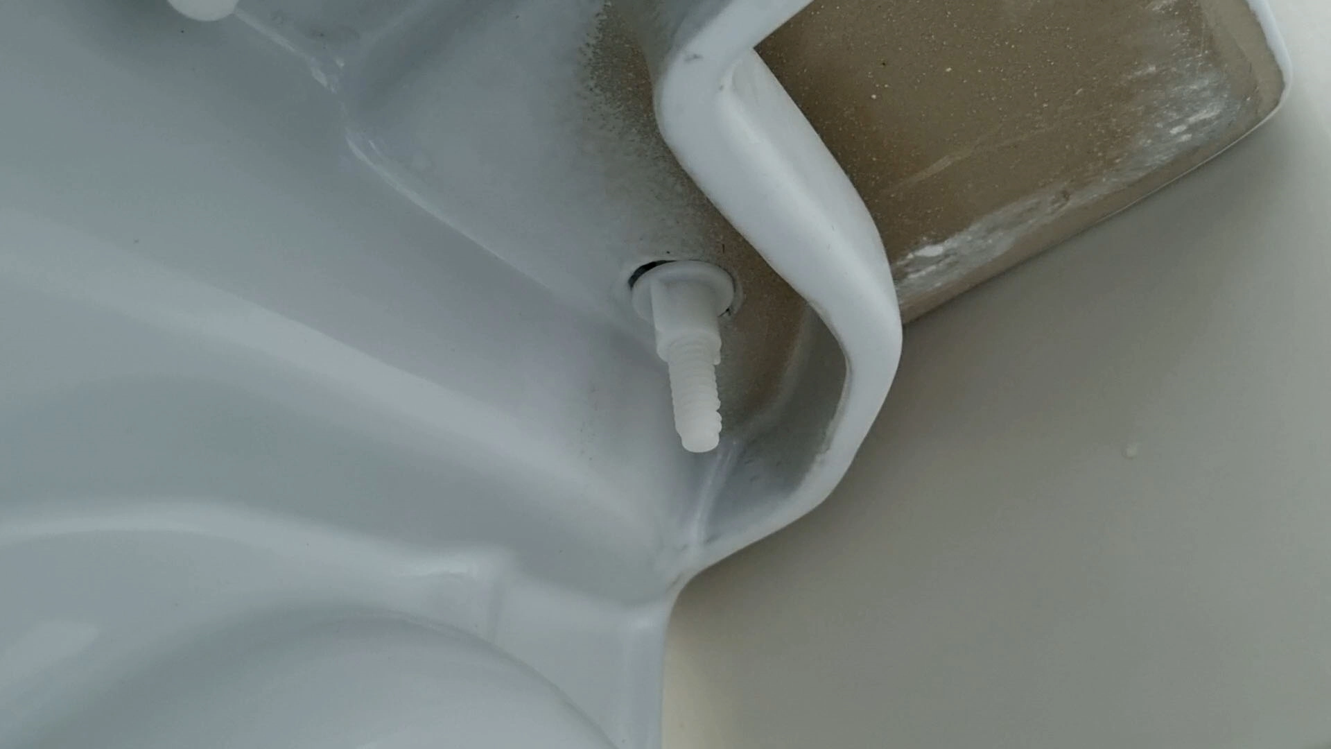 변기 물탱크 고정 너트 끼운 모습