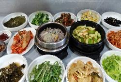 영양돝솥밥과 국, 각종 신선한 야채 반찬이 상에 놓인 모습