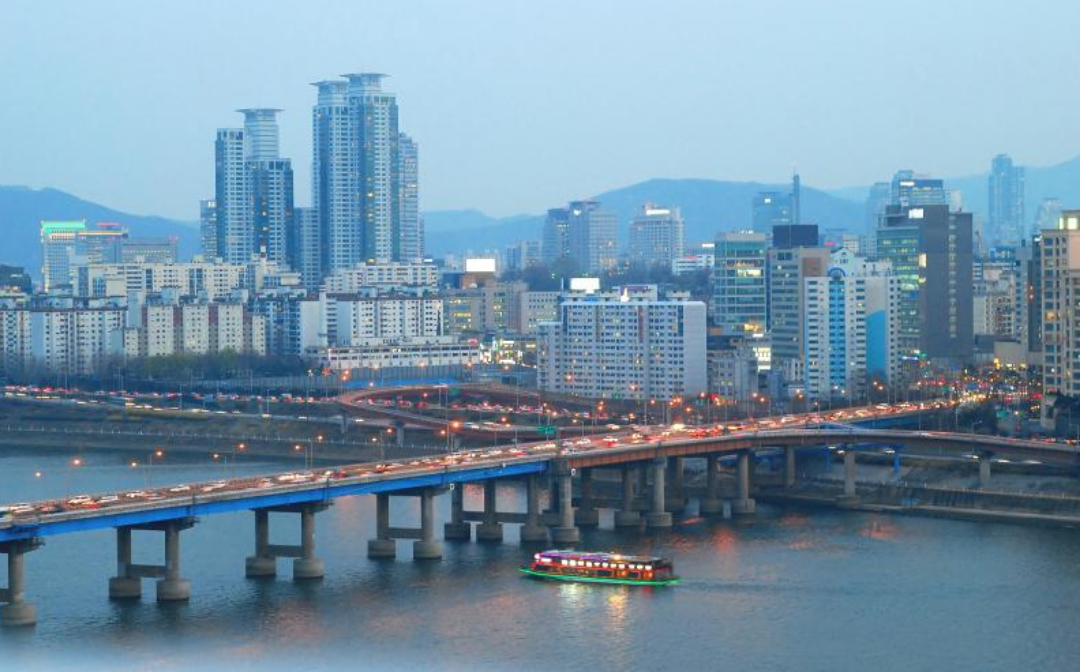 빌딩들과 다리, 한강이 보인다.