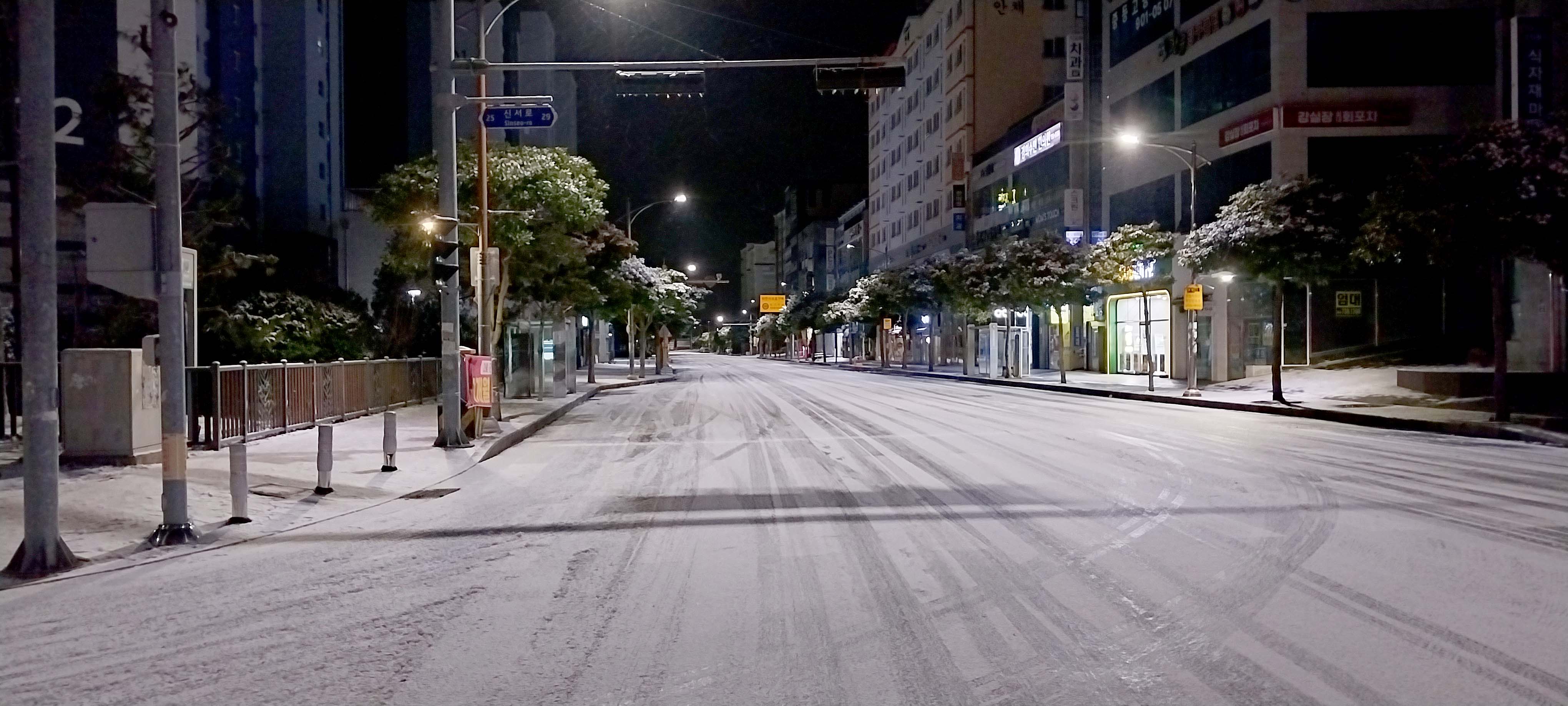 밤눈 내린 도로 위