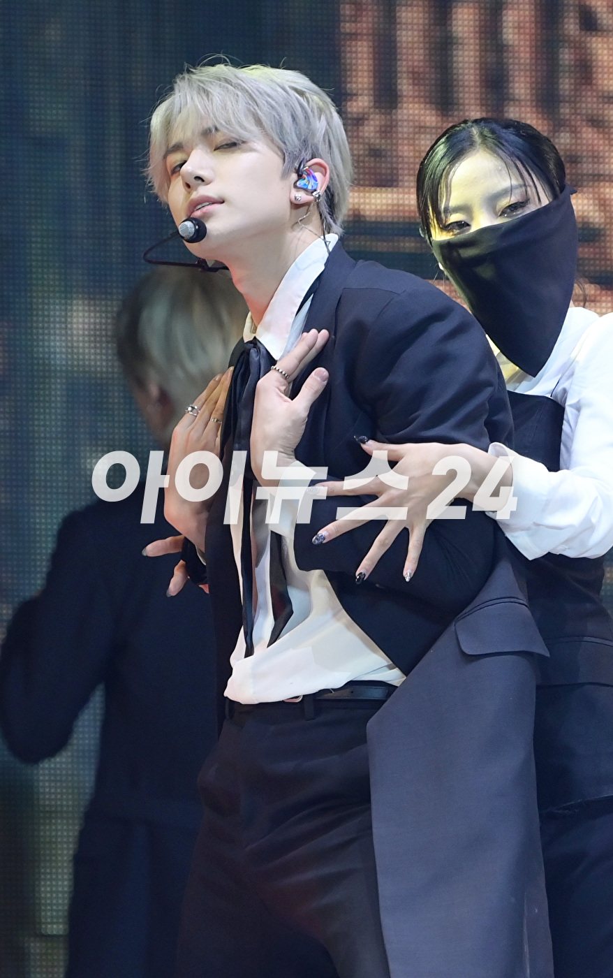 그룹 엔하이픈 희승이 22일 오후 서울 성북구 안암동 고려대학교 화정체육관에서 열린 엔하이픈(ENHYPEN) 미니 4집 &#39;다크 블러드(DARK BLOOD)&#39; 발매 기념 미디어 쇼케이스에서 타이틀곡 &#39;바이트 미&#39; 무대를 선보이고 있다. [사진=정소희 기자]