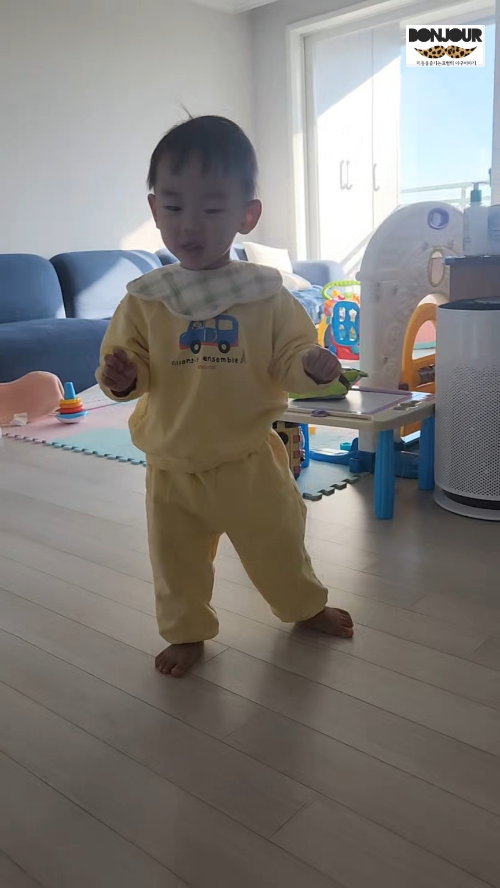 18개월 아기 스스로 걷기 성공 모습 2